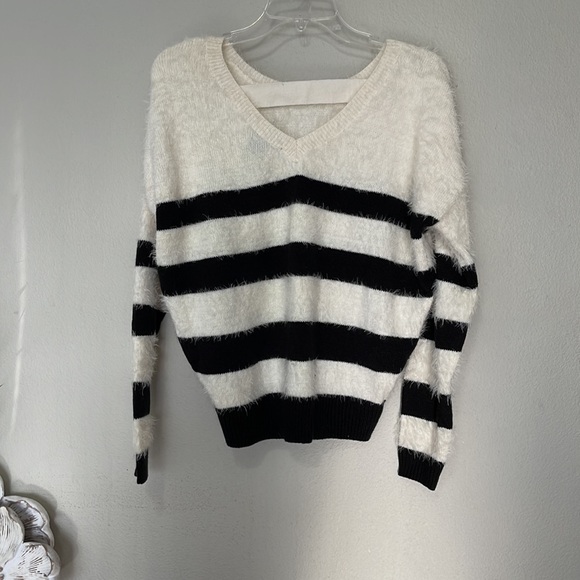 DKNY BLACK AND CREAM STRIPED SWEATER - Picture 4 of 5